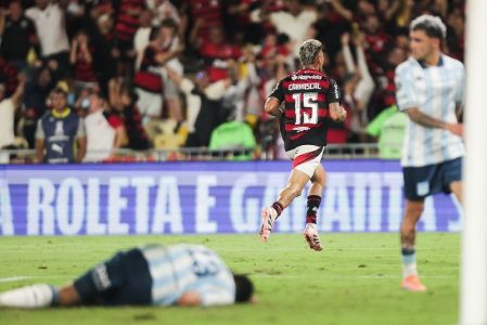 Carrascal comemora gol marcado pelo Flamengo contra o Racing pela Libertadores