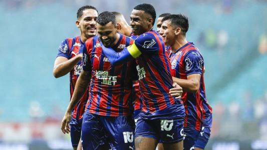 Jogadores do Bahia comemoram gol sobre o Internacional em partida do Campeonato Brasileiro