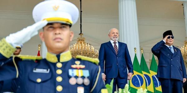 Presidente Luiz Inácio Lula da Silva (PT) durante cerimônia oficial de chegada ao Palácio Merdeka, em Jacarta (Indonésia)