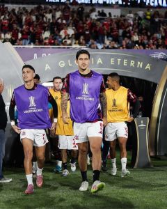 Pedro, do Flamengo, foi realizar exames de imagem após a partida contra o Racing
