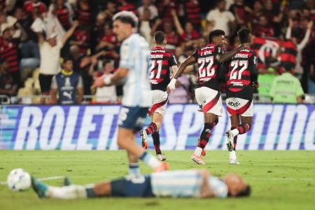Time do Flamengo celebra gol diante do Racing, na ida da semifinal da Copa Libertadores
