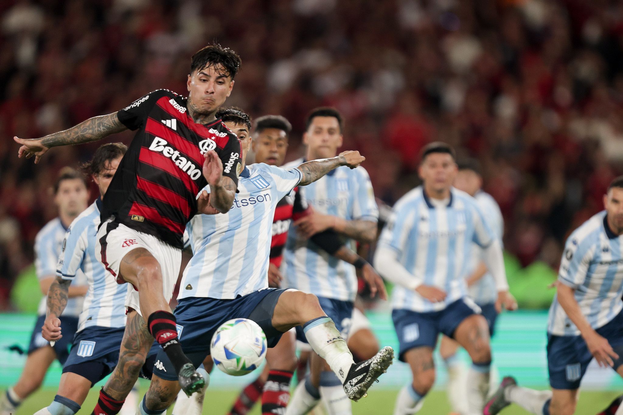 Racing e Flamengo decidem o primeiro finalista da Libertadores de 2025
