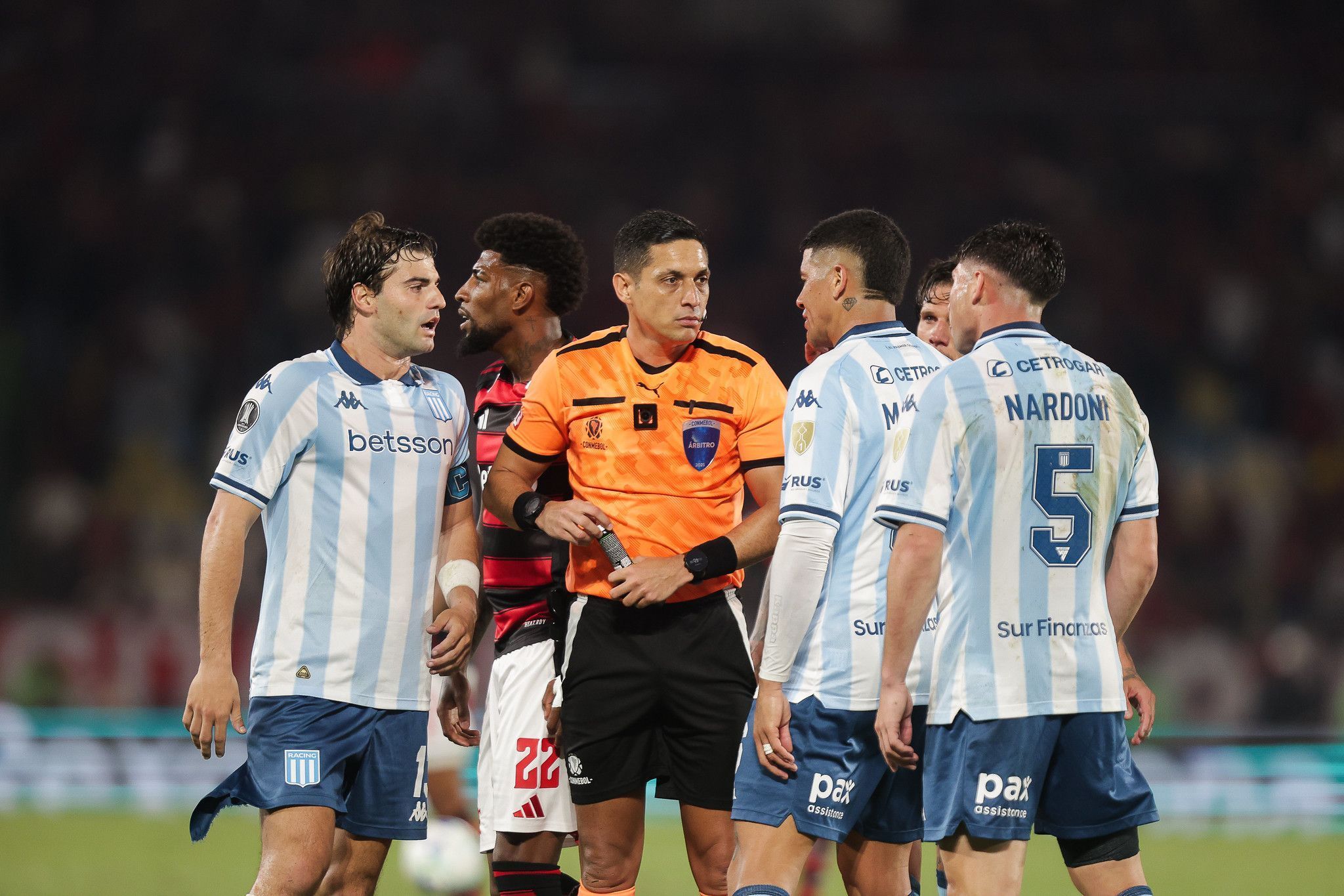 Flamengo foi beneficiado? Ex-árbitros dividem opiniões sobre lance na Libertadores