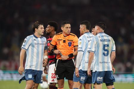 Jogadores do Racing reclamam com árbitro em jogo contra o Flamengo