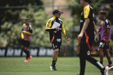 Técnico Jorge Sampaoli no comando do treino do Atlético na Cidade do Galo