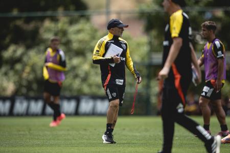 Técnico Jorge Sampaoli no comando do treino do Atlético na Cidade do Galo