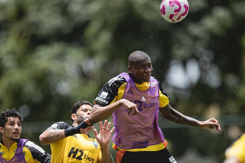 Volante do Atlético volta a treinar com o elenco após quatro meses