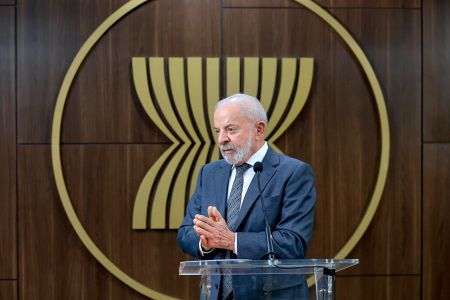 Presidente Lula durante entrevista coletiva na Indonésia nesta sexta-feira (24)