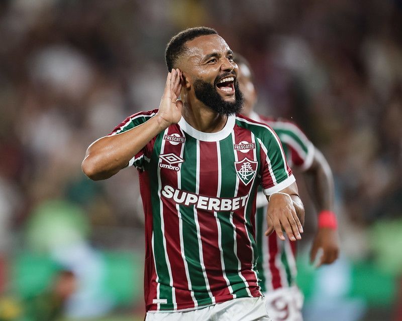 Fluminense domina, vence Internacional e encosta no G6 do Brasileirão