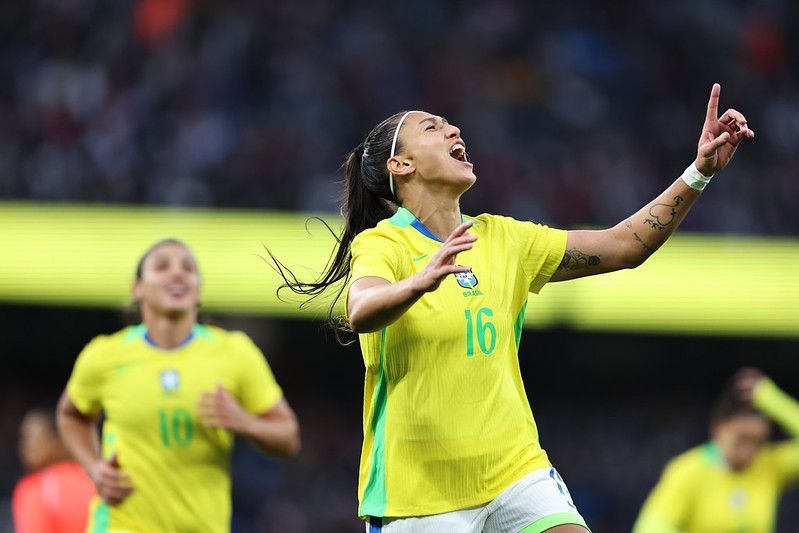 Com uma a menos, Brasil segura Inglaterra e vence amistoso fora de casa