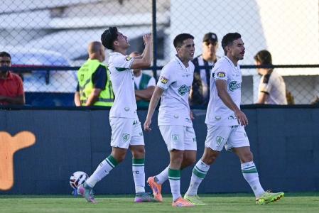 Miguelito comemora gol marcado pelo América contra o Athletic