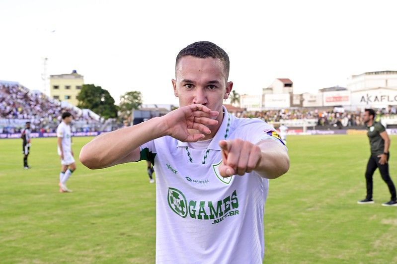 Felipe Amaral celebra fase artilheira no América e projeta reta final da Série B