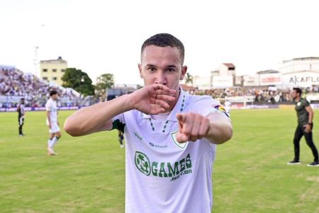 Felipe Amaral, volante do América, celebra gol marcado contra o Athletic, no último sábado (25)
