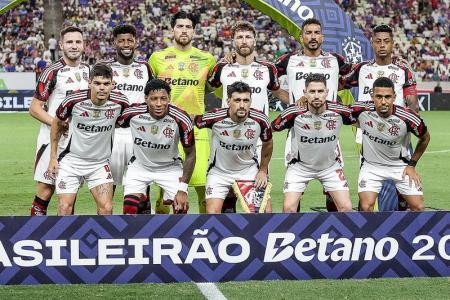 Ayrton Lucas e Bruno Henrique foram titulares do Flamengo contra o Fortaleza