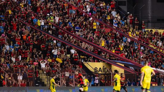 Torcida do Sport nas arquibancadas da Ilha do Retiro durante jogo contra o Mirassol