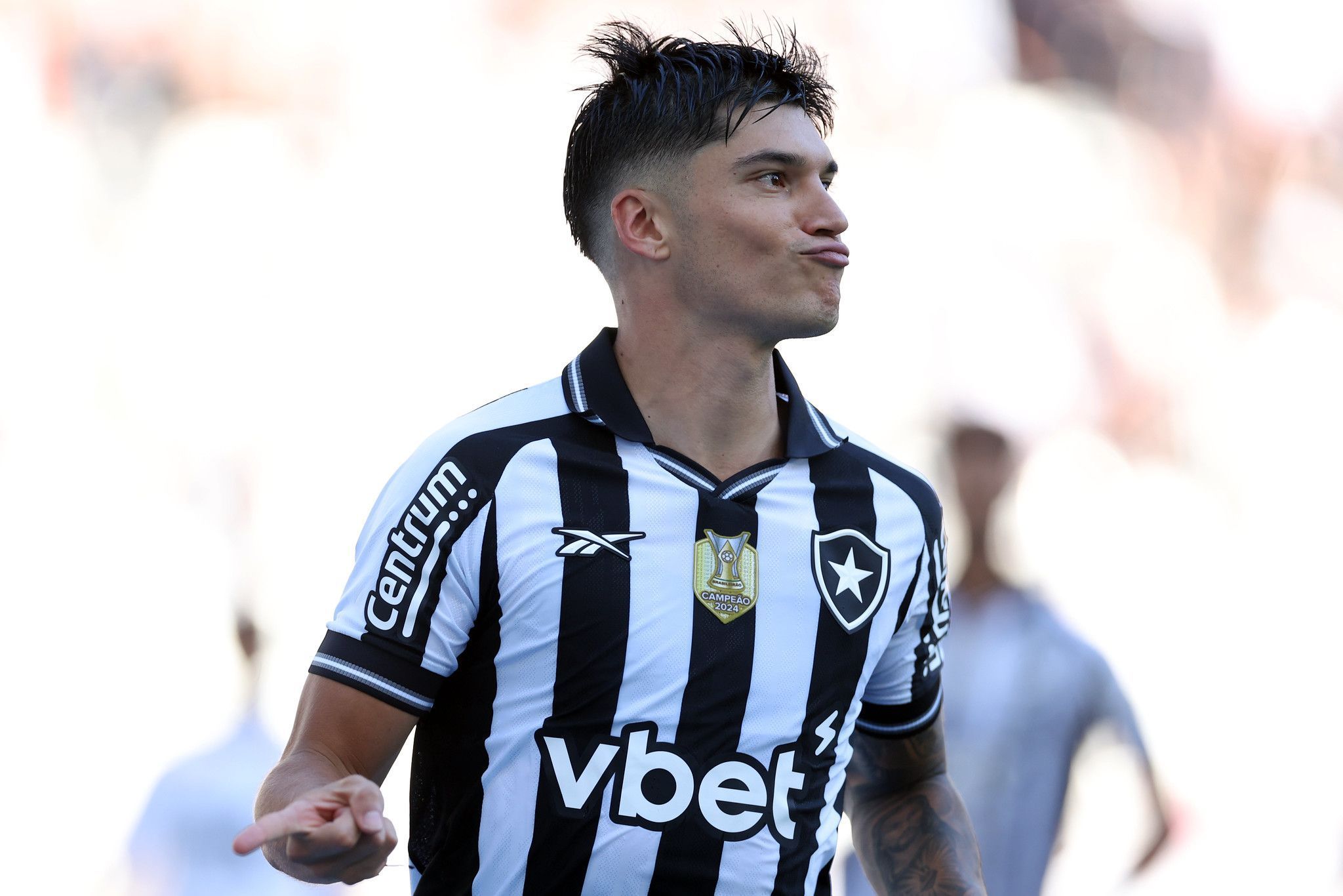 Clube argentino em transfer ban mostra interesse em Correa, do Botafogo