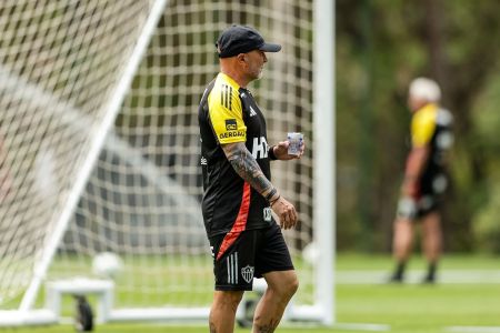 Sampaoli durante atividade na Cidade do Galo