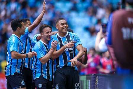 Jogadores do Grêmio comemoram gol na Arena do Grêmio