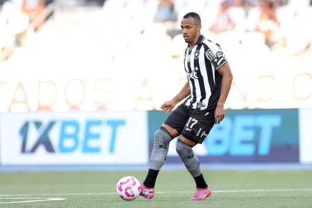 Botafogo x Bragantino: Marlon Freitas, capitão do Glorioso, na chegada ao Nilton Santos em jogo da Copa do Brasil