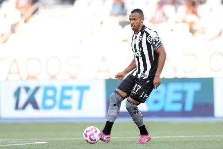 Botafogo x Bragantino: Marlon Freitas, capitão do Glorioso, na chegada ao Nilton Santos em jogo da Copa do Brasil