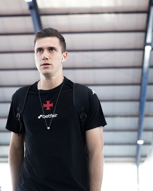 Vasco recebe sondagens por Lucas Piton, mas quer segurar titular