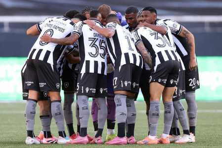 Time do Botafogo reunido antes de jogo do Brasileirão