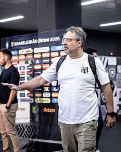Alexandre Mattos se revoltou contra a arbitragem no jogo entre Botafogo e Santos