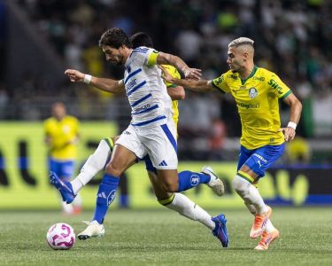 Jogadores de Cruzeiro e Palmeiras em duelo pelo Campeonato Brasileiro