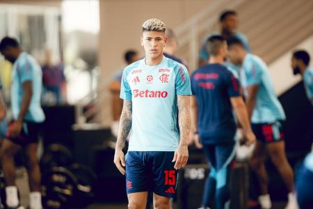 Carrascal em atividade no Ninho do Urubu: o meia-atacante do Flamengo está convocado pela seleção da Colômbia