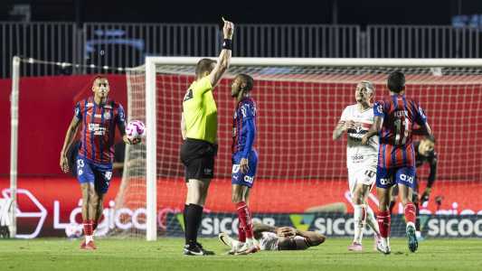 Atacante Ademir, do Bahia, é advertido com cartão amarelo durante jogo contra o São Paulo