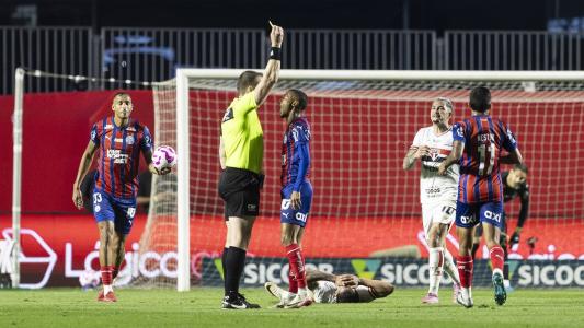 Atacante Ademir, do Bahia, é advertido com cartão amarelo durante jogo contra o São Paulo