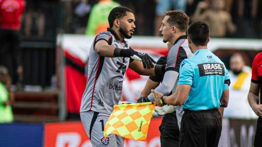 Lucas Arcanjo é substituído por Thiago Couto na partida contra o Corinthians pelo Campeonato Brasileiro