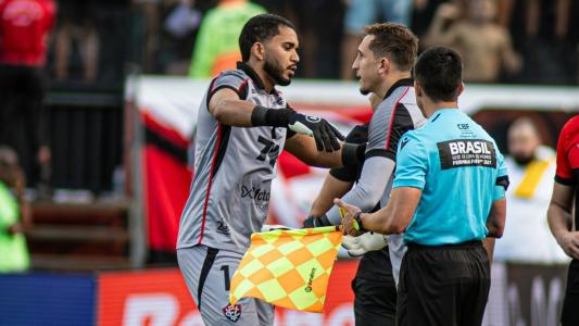 Lucas Arcanjo é substituído por Thiago Couto na partida contra o Corinthians pelo Campeonato Brasileiro