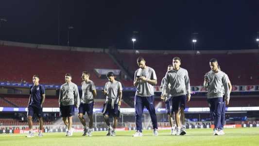 Jogadores do Bahia no gramado do Morumbis, onde o Tricolor perdeu para o São Paulo