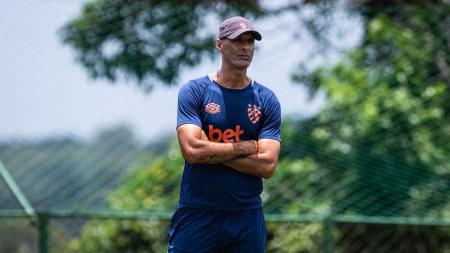 Técnico interino César Lucena durante treino do Sport