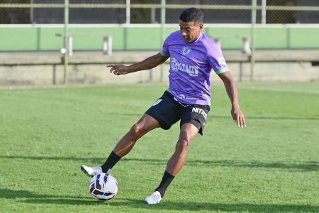 Maguinho em ação durante treinamento do América no CT Lanna Drumond