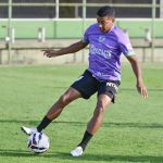 Lateral do América inicia recuperação de cirurgia no CT Lanna Drumond