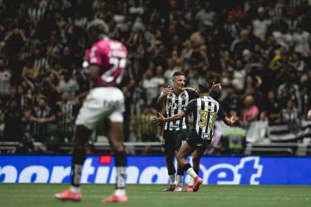 Guilherme Arana celebra primeiro gol do Atlético contra o Independiente del Valle, nesta terça-feira (28)