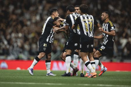 Time do Atlético celebra gol diante do Independiente del Valle, nesta terça-feira (28)