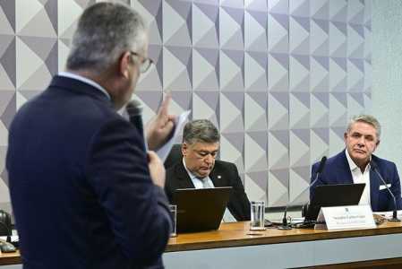 Relator da CPMI, deputado Alfredo Gaspar, fazendo perguntas ao empresário Domingos Sávio de Castro