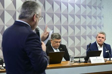 Relator da CPMI, deputado Alfredo Gaspar, fazendo perguntas ao empresário Domingos Sávio de Castro