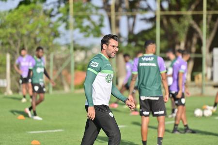 Alberto Valentim, treinador do América, em atividade da equipe no CT Lanna Drummond, nesta terça-feira (28)