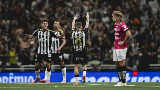Jogadores de Atlético e Del Valle em partida pela Copa Sul-Americana