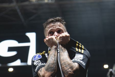 Bernard comemorando gol pelo Atlético