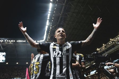 Guilherme Arana celebra gol do Atlético contra o Independiente del Valle, nessa terça-feira (28)
