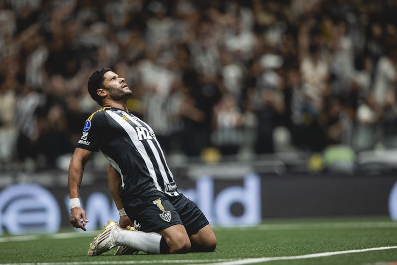 Veja quem puxou o canto em homenagem a Hulk no vestiário após classificação do Atlético
