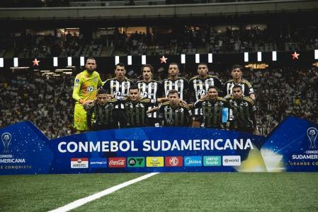 Time do Atlético perfilado antes de jogo pela Sul-Americana na Arena MRV