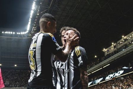 Bernard e Guilherme Arana comemoram gol do Atlético na Copa Sul-Americana