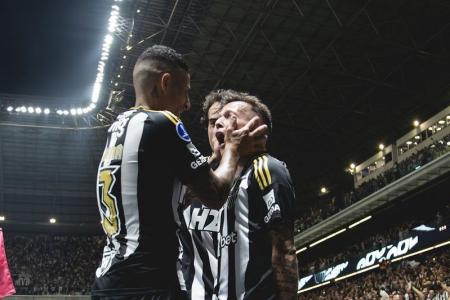 Bernard e Guilherme Arana comemoram gol do Atlético na Copa Sul-Americana