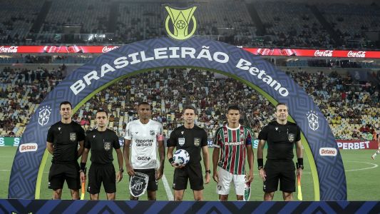 Capitães de Ceará e Fluminense posam ao lado do árbitro Flávio Rodrigues de Souza